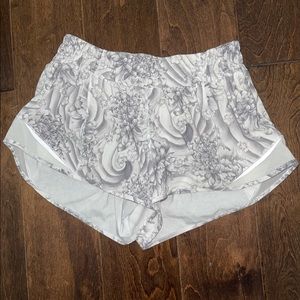 EUC Lululemon Hotty Hot 2.5 Inch Short Size 6